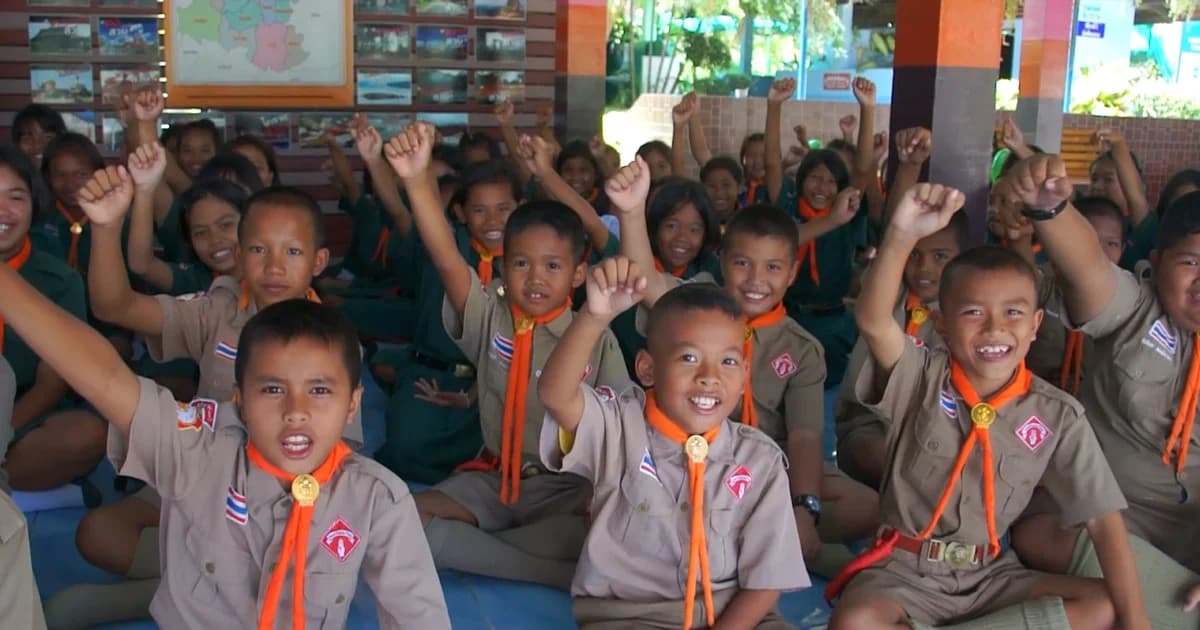 นร. โคราชเฮทั้ง รร. หลังทราบข่าวว่าพบ 13 ชีวิตทีมหมูป่า