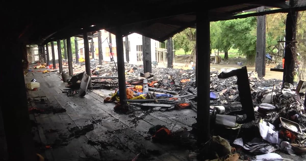 เพลิงพิโรธ ! ไหม้กุฏิพระวัดดัง แบบมอญ แห่งเดียวของ จ.สุพรรณ วอด