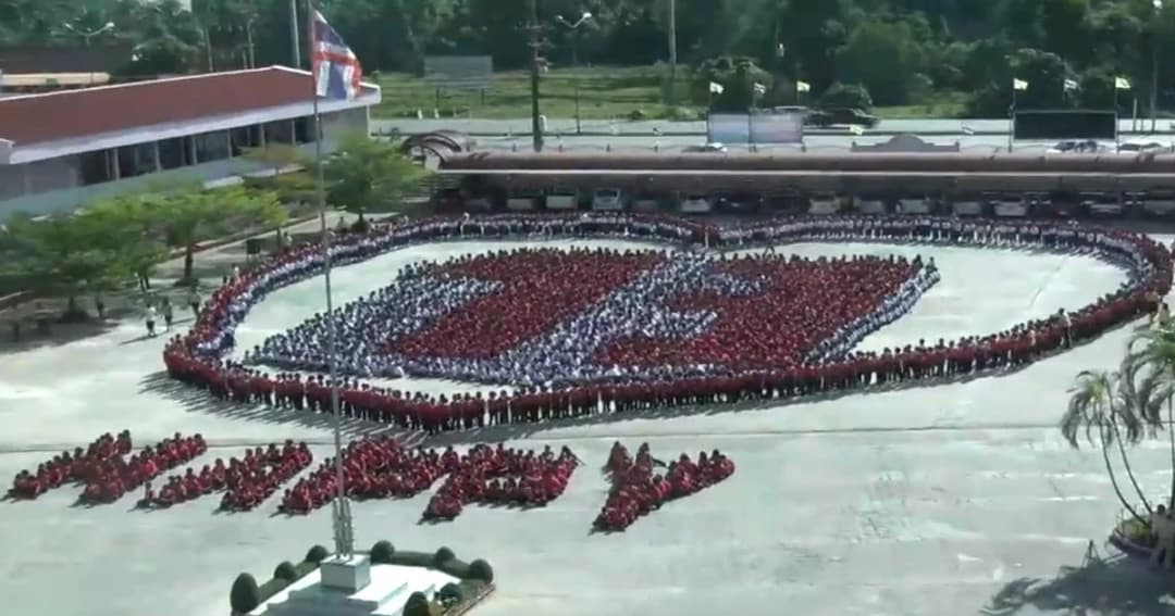 นร. 4,000 ชีวิต ร่วมแปลอักษร แสดงความยินดีกับ 13 ชีวิตทีมหมูป่า