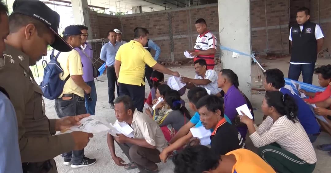 คุมเข้ม ! แรงงานต่างด้าว ตำรวจสนธิกำลังออกตรวจใบอนุญาตการทำงาน