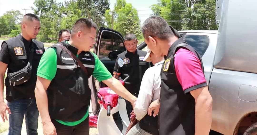 ตร.ไล่รวบหนุ่มวัย 30 ขี่ จยย.นำยาบ้าไปส่ง เพื่อแลกกับเงินแค่ 5 พัน !