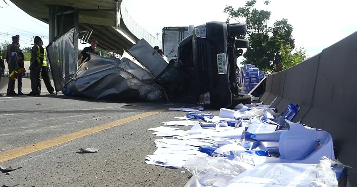 กระบะล้อหลุด กระดาษ A4 กระจายเกลื่อนถนน