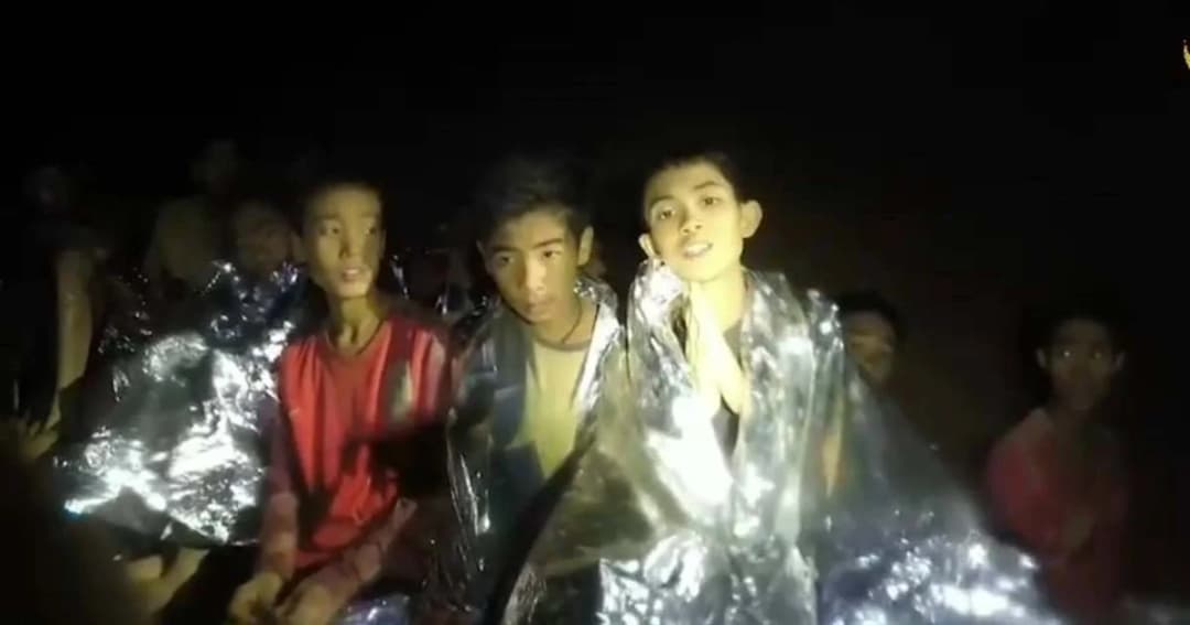 ร.10 พระราชทานกำลังใจ แนะแนวปฏิบัตินำทีมหมูป่าออกจากถ้ำ