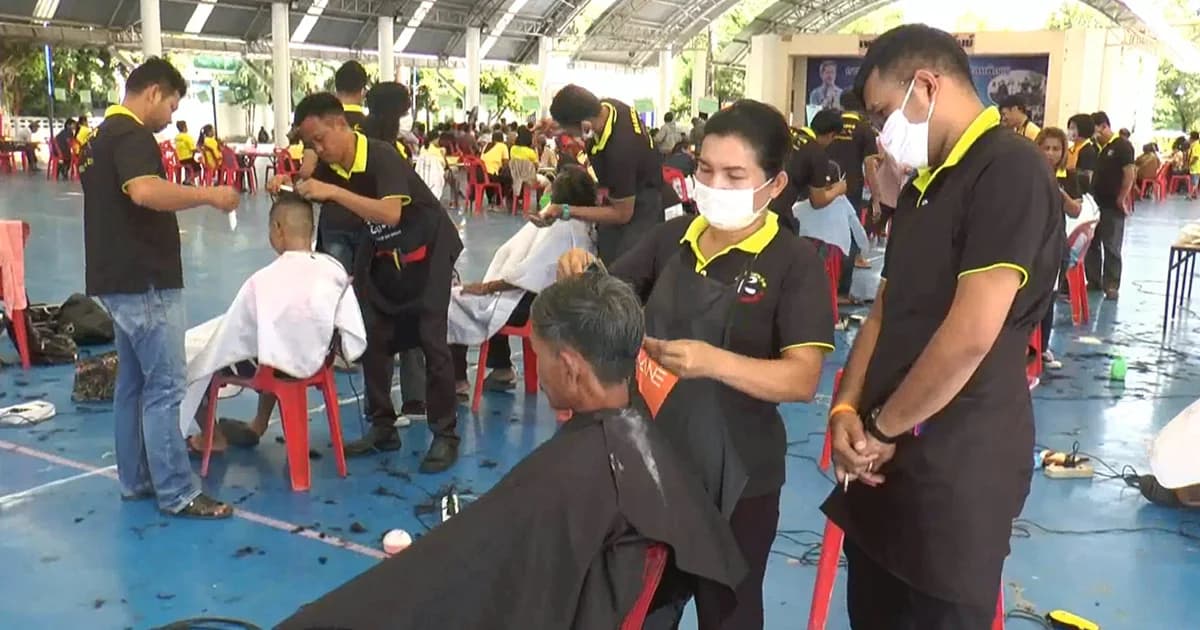 อาจารย์-นศ. สารพัดช่างบริการตัดผมฟรี ทำดีถวายสมเด็จพระเจ้าอยู่หัว ร.10