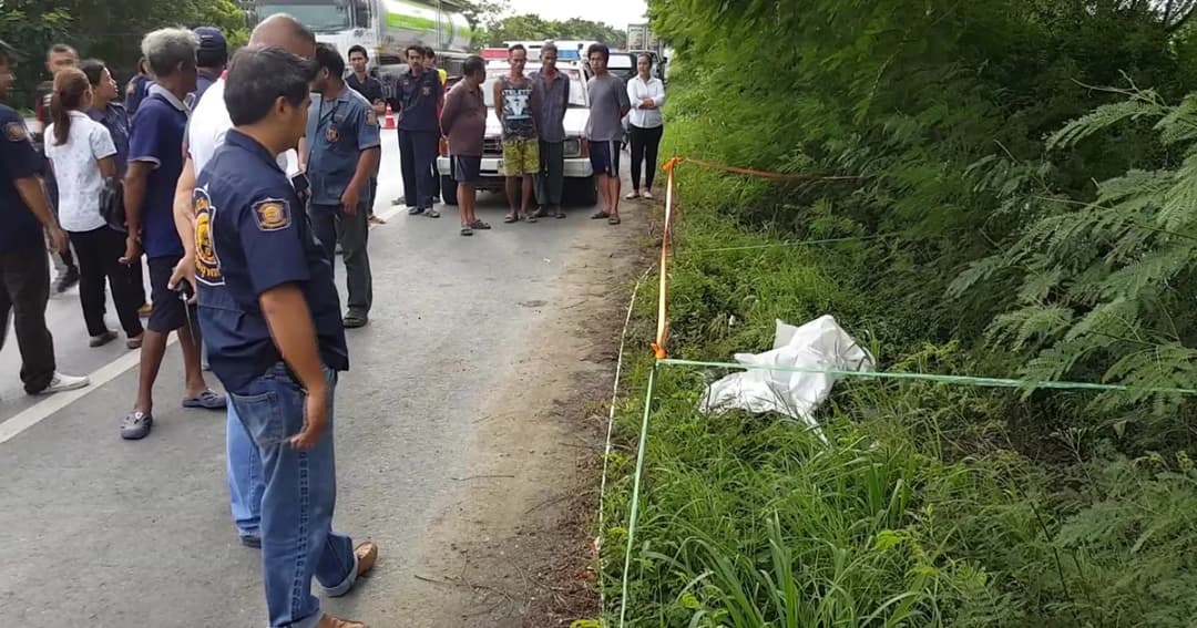 ตร.สุพรรณฯ พบศพหนุ่มนิรนามน้ำลายปนเลือดฟูมปาก ถูกทิ้งไว้ข้างถนน