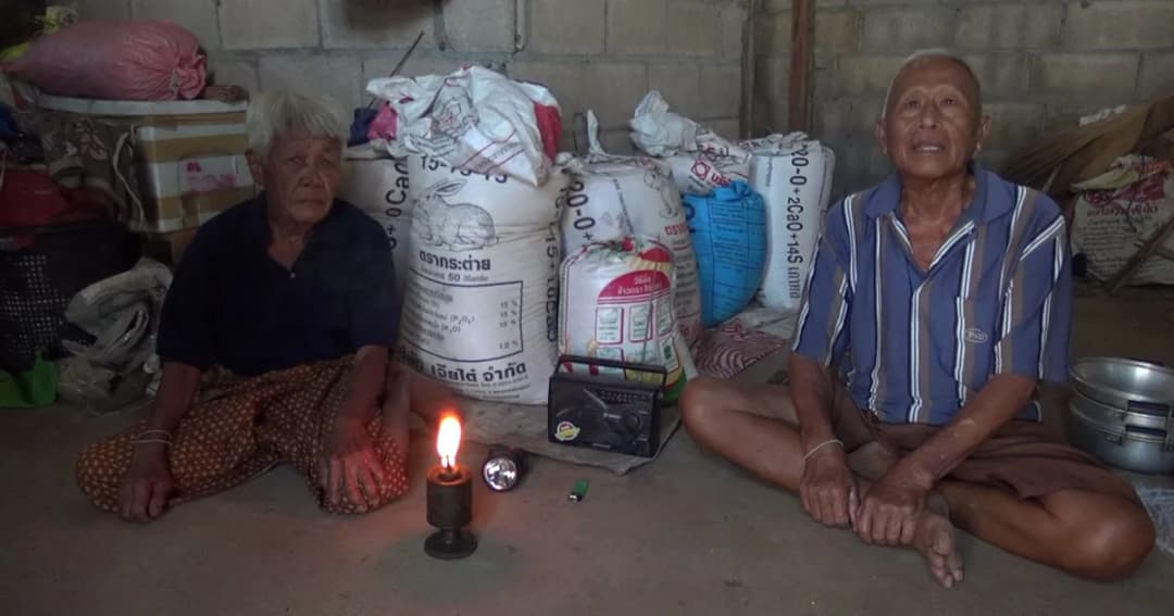 สองตายาย จ.เพชรบูรณ์ วอนนายกรัฐมนตรี อยากมีไฟฟ้าใช้ก่อนตาย