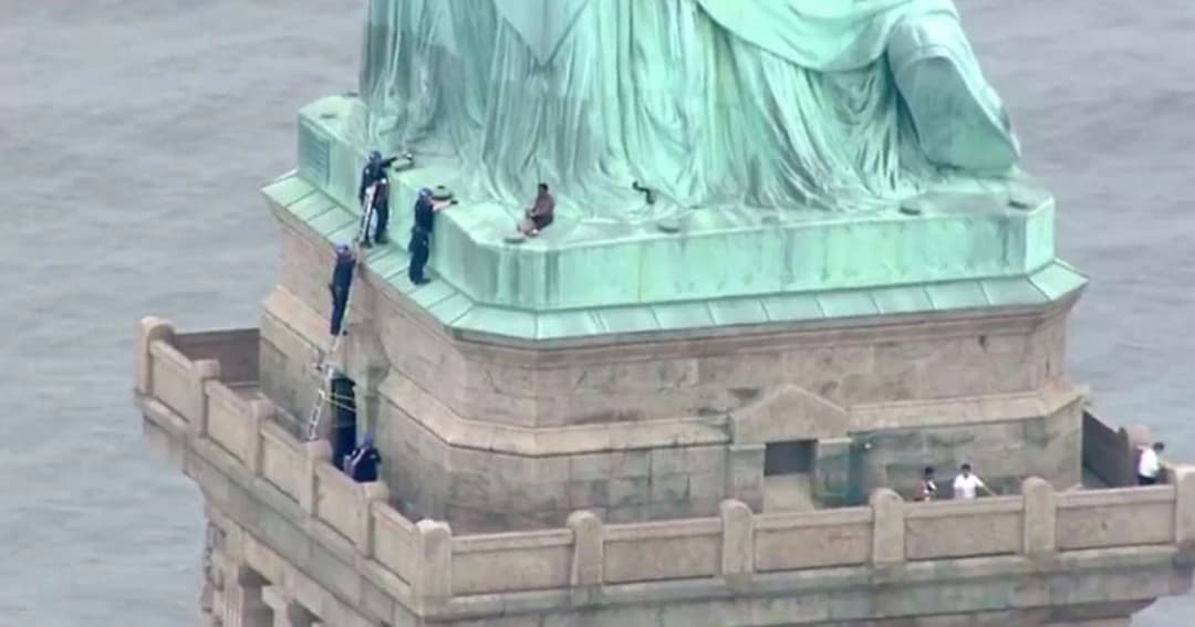 ตร.นิวยอร์กรวบตัวหญิงรายหนึ่ง หลังปีนเทพีเสรีภาพเพื่อประท้วงทรัมป์