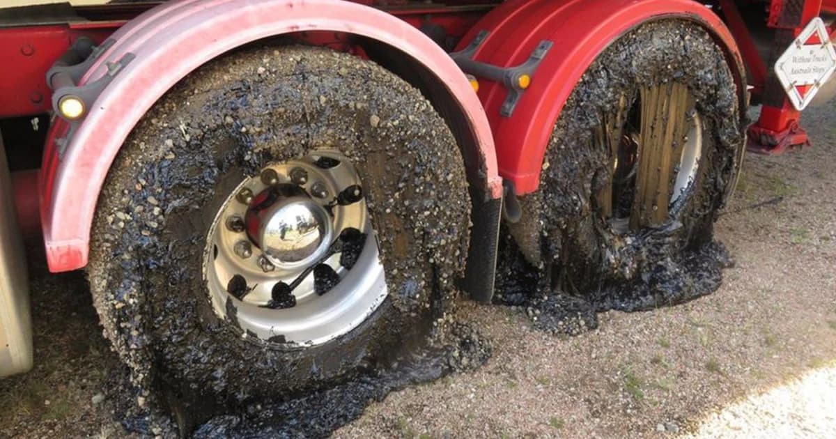 ถนนออสเตรเลียละลาย! ทำยางมะตอยติดล้อหนึบ ขับต่อไม่ได้