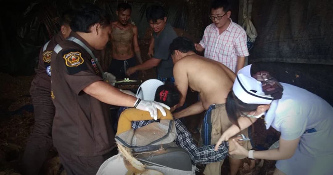 สาวใหญ่ร้องระงม ! มือติดเครื่องบดกาบมะพร้าว หั่นนิ้วมือซ้ายไม่เหลือ