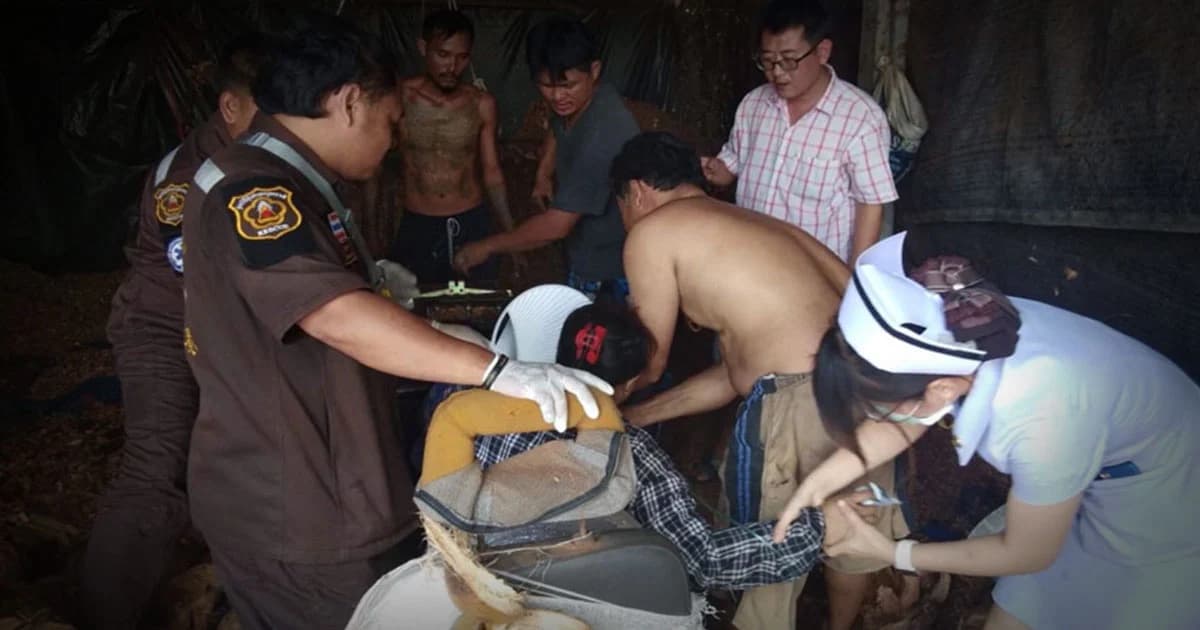 สาวใหญ่ร้องระงม ! มือติดเครื่องบดกาบมะพร้าว หั่นนิ้วมือซ้ายไม่เหลือ