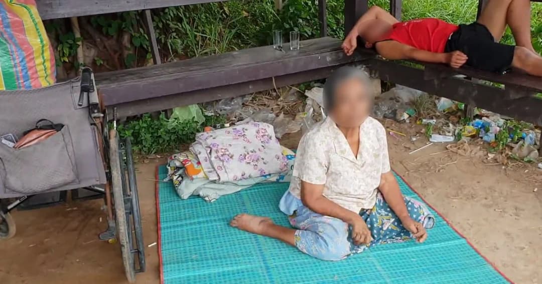 ทิ้งกันได้ลงคอ! หญิงชราพิการถูกลูกไล่ออกจากบ้าน ใช้ชีวิตริมถนนสุดเวทนา