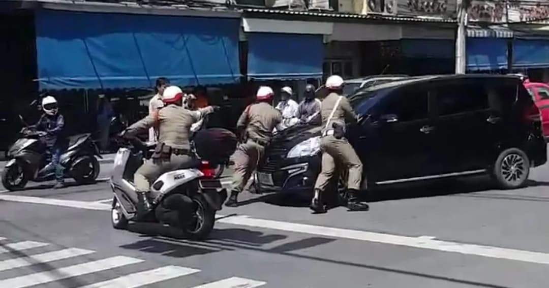 ล้อมจับวุ่น! ตำรวจจะล็อกล้อ แต่สาวคนขับไม่ยอม สุดท้ายหนีไม่พ้น