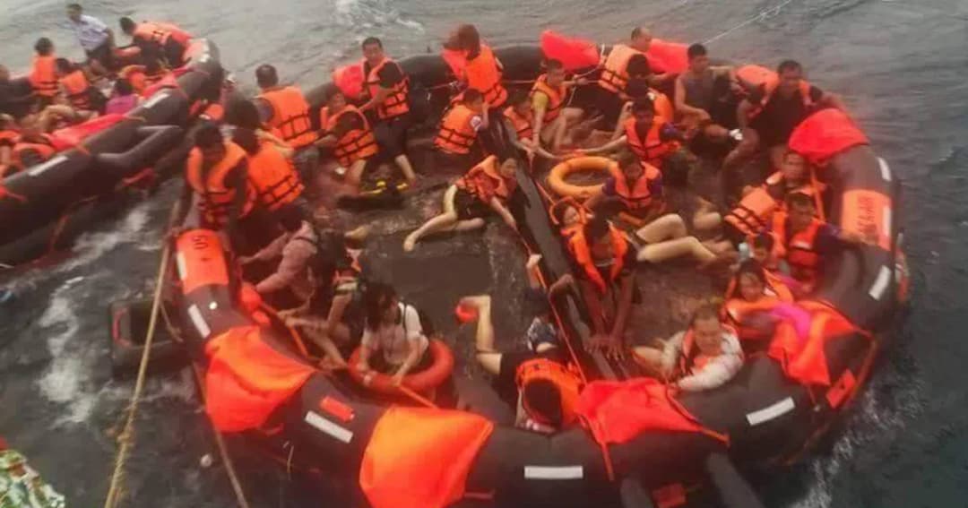 ทะเลภูเก็ตคลั่ง ! ซัดเรือ นทท.ล่ม 3 ลำ ลอยคอรอช่วยกลางทะเลกว่า 100 ชีวิต