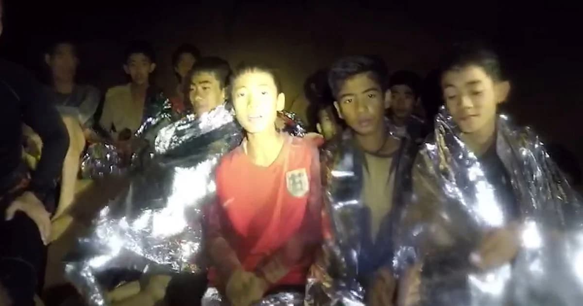 ครูสอนดำน้ำแนะวิธี 2 ประกบ 1 โอกาสพา “ทีมหมูป่า” ออกจากถ้ำได้มีสูง