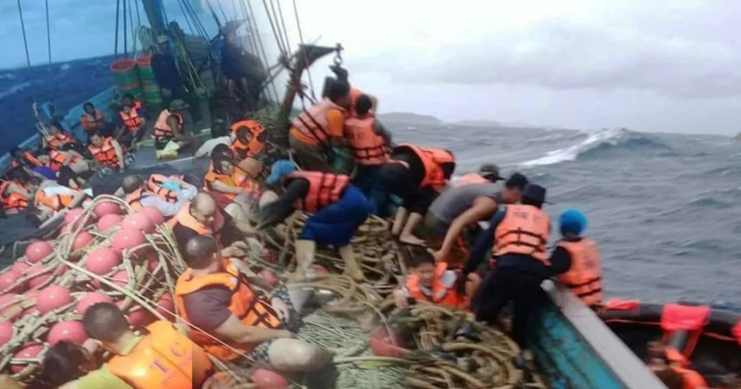 นำเรือหลวงหัวหิน และเรือหลวงล่องลม ออกค้นหาผู้สูญหาย 58 ชีวิตจากเหตุเรือล่มภูเก็ต