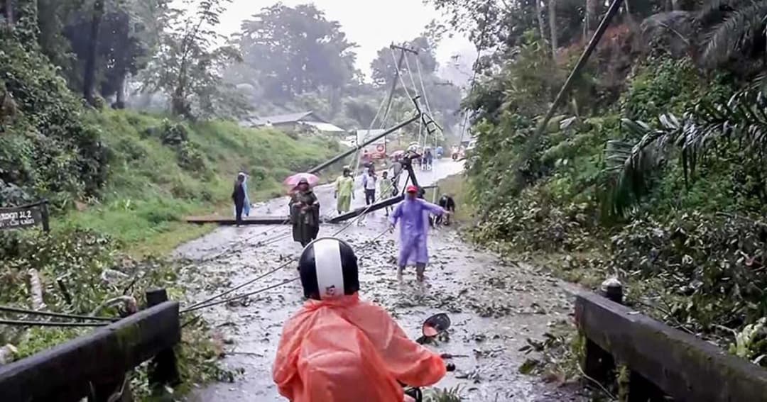 พังงาอ่วม เจอฝนหนักถล่ม อ.ทับปุด เดือดร้อนกว่า 100 ครัวเรือน