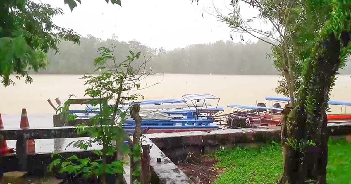 จ.พังงา ประกาศเตือนน้ำป่าหลาก หลังมรสุมเข้า ทำคลื่นลมแรง