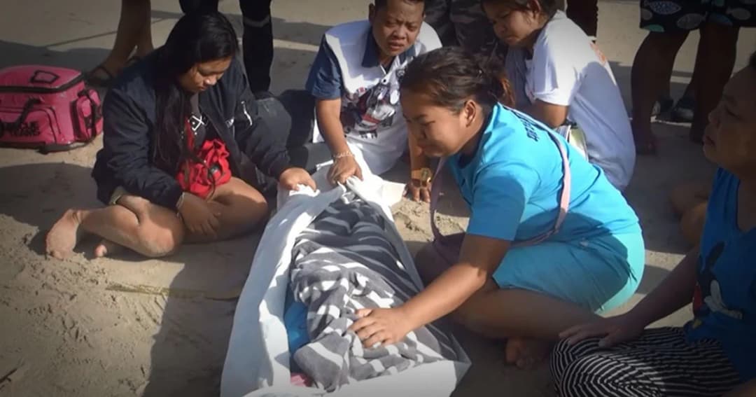 พ่อแม่ร่ำไห้ ! ศพลูกชายวัย 13 หลังจมหายกลางทะเลหาดแสงจันทร์