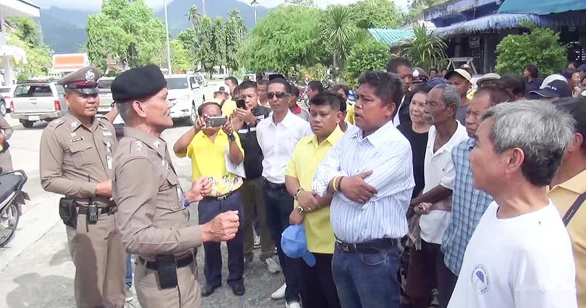 ชาวสวนมังคุดพรหมคีรี กว่าร้อยบุกที่ว่าการฯ หลังถูกล้งกดราคาต่ำ !