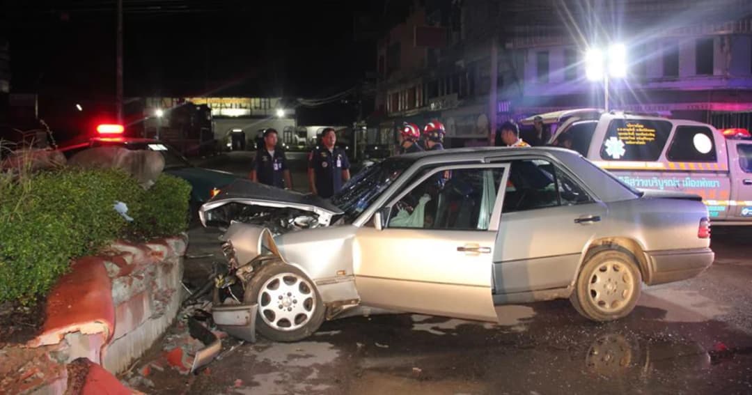 ดับ! หนุ่มขับเบนซ์ หลังพุ่งชนวงเวียนน้ำพุกลางเมืองลำปาง