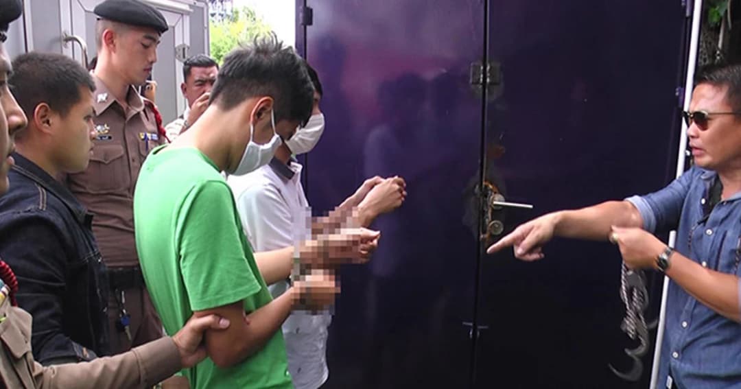 ตร. นำตัว 4 โจ๋ทำแผนประกอบคำรับสารภาพ คดีงัดตู้เอทีเอ็ม