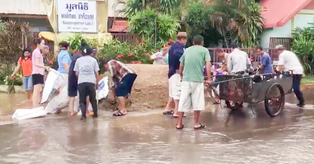 ฝนเททั้งคืน น้ำป่าทะลักท่วม ต.พิมาน 4 หมู่บ้าน เร่งล้อมกระสอบทราย