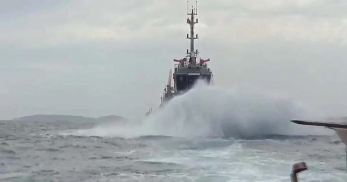 เรือตรวจการณ์เข้าช่วย นทท. 40 ชีวิตติดเกาะ – ทีมค้นหาร่างต้องพักชั่วคราว