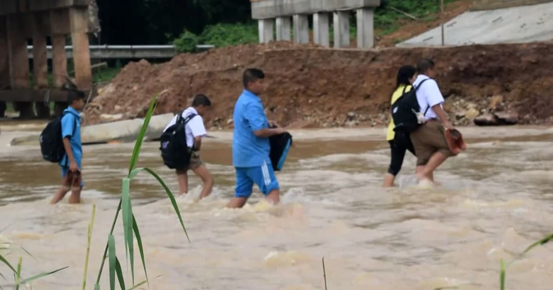 ชาวบ้าน-นร.ที่กระบี่ เดินลุยน้ำสูง 30 ซม.ข้ามคลอง หลังสะพานขาด