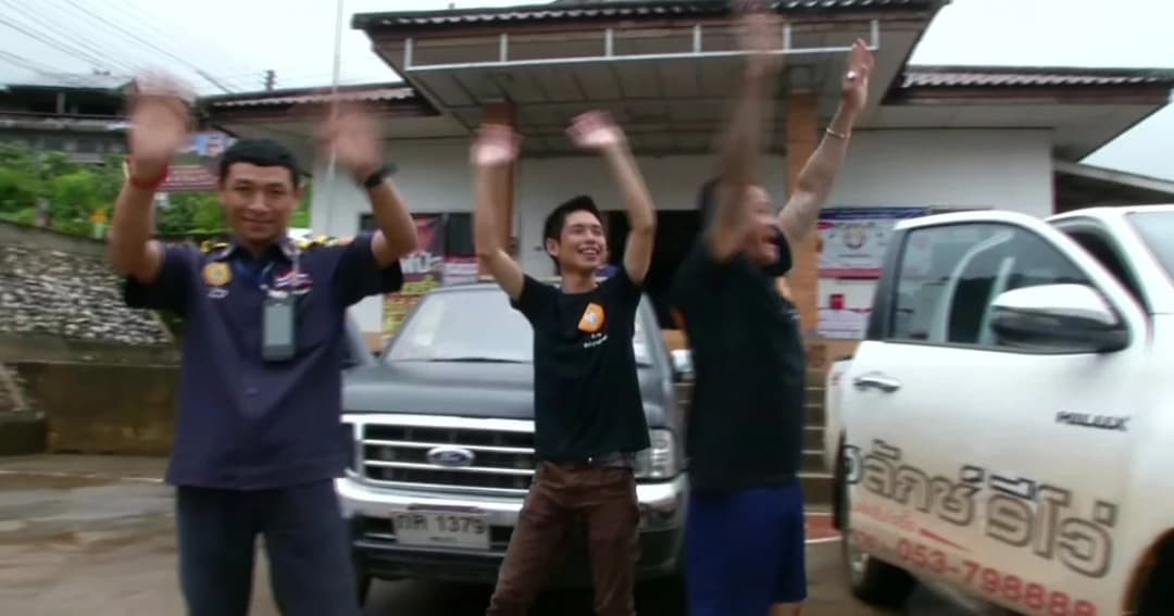 กู้ภัยฯ ช่วย จนท.วางท่อ-เบี่ยงทางน้ำ เก็บของกลับด้วยรอยยิ้ม หลังภารกิจช่วยทีมหมูป่าสำเร็จ