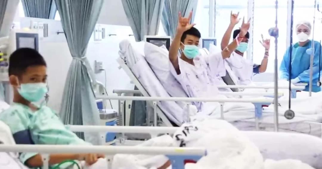 ภาพแรกทีมหมูป่าสุดแข็งแรง “ชูสองนิ้ว-ส่งไอเลิฟยู”