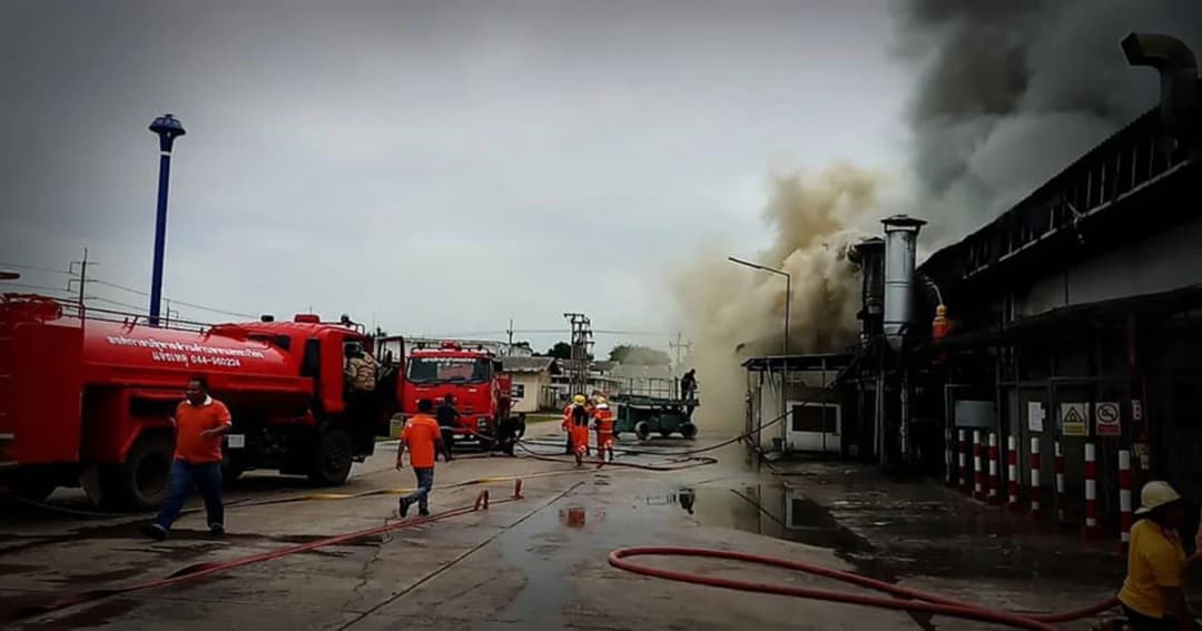 หนีตายวุ่น ! ไฟไหม้โรงงานผลิตอาหารสำเร็จรูป นิคมฯ สุรนารีโคราช