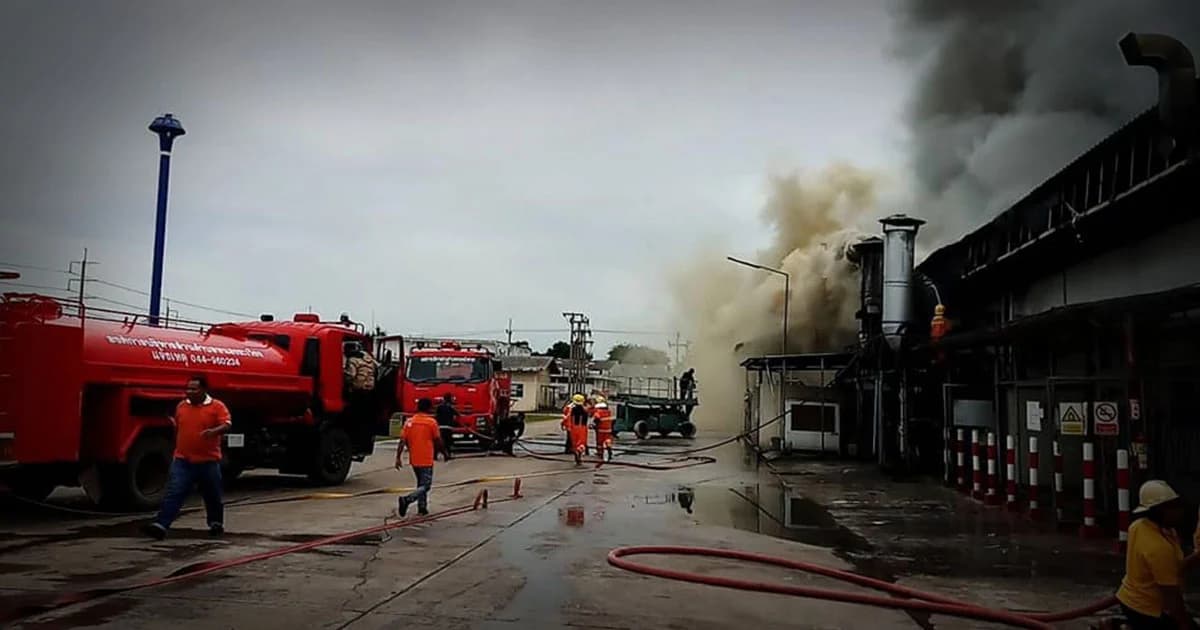 หนีตายวุ่น ! ไฟไหม้โรงงานผลิตอาหารสำเร็จรูป นิคมฯ สุรนารีโคราช