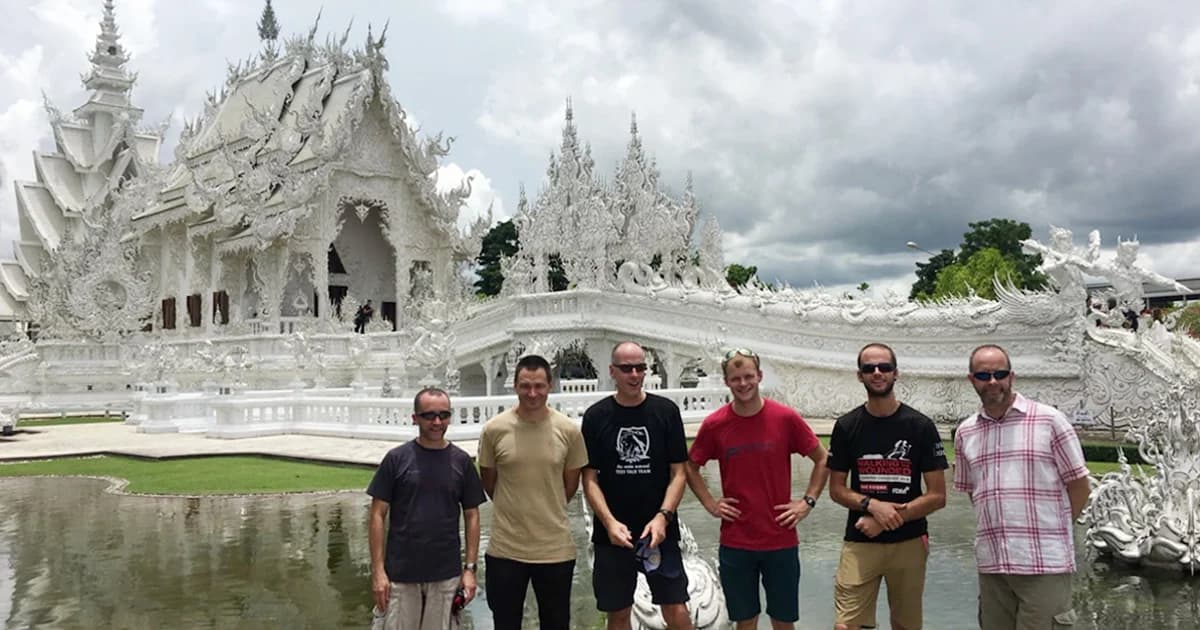 ทีมนักดำน้ำอังกฤษ เที่ยววัดร่องขุ่น หลังจบภารกิจช่วยหมูป่า