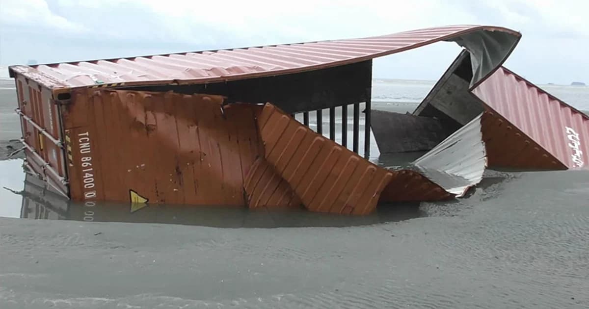 อันตราย! หวั่นตู้คอนเทนเนอร์จมทะเลตรัง กีดขวางทางเรือประมง