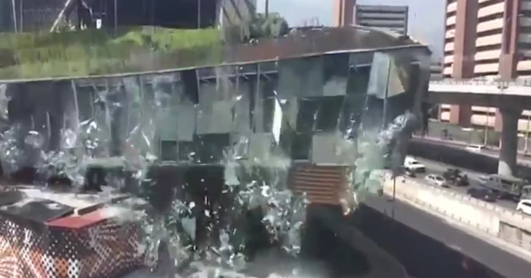 วินาทีระทึก! ห้างสรรพสินค้าในเม็กซิโกถล่ม เคราะห์ดีอพยพลูกค้าทัน