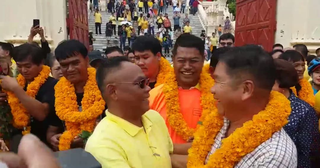 ยิ่งใหญ่ ! ปชช.ต้อนรับทีมท่อสูบน้ำซิ่งพญานาคช่วยน้องหมูป่า ล้นพระปฐมเจดีย์