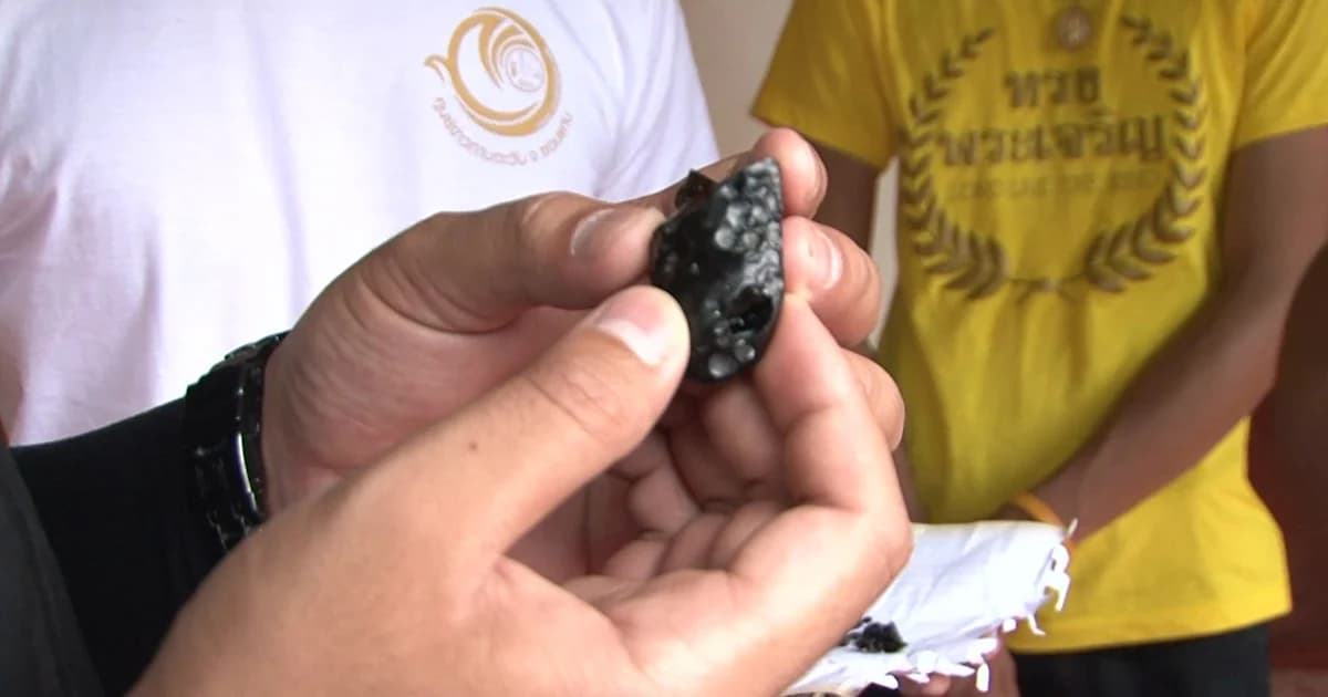 หนุ่มขอนแก่นงง หินอุกกาบาตตกใส่หลังคาบ้าน