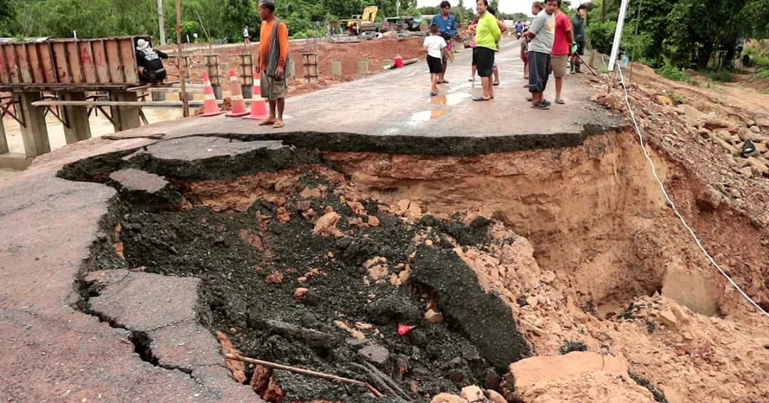 ยโสธรอ่วมฝนตกหนัก น้ำเซาะถนนขาดยาว 3 เมตร