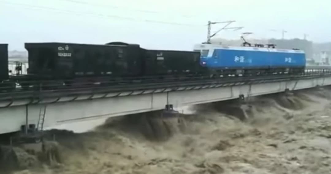 จีนใช้รถไฟหนัก 7,000 ตัน วิ่งผ่านป้องกันสะพานถูกน้ำพัดถล่ม