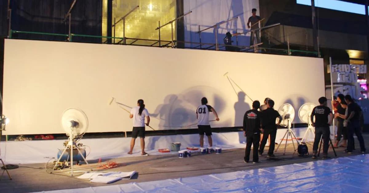 อ.เฉลิมชัย นำศิลปินเชียงราย วาดภาพเล่าภารกิจช่วยทีมหมูป่า