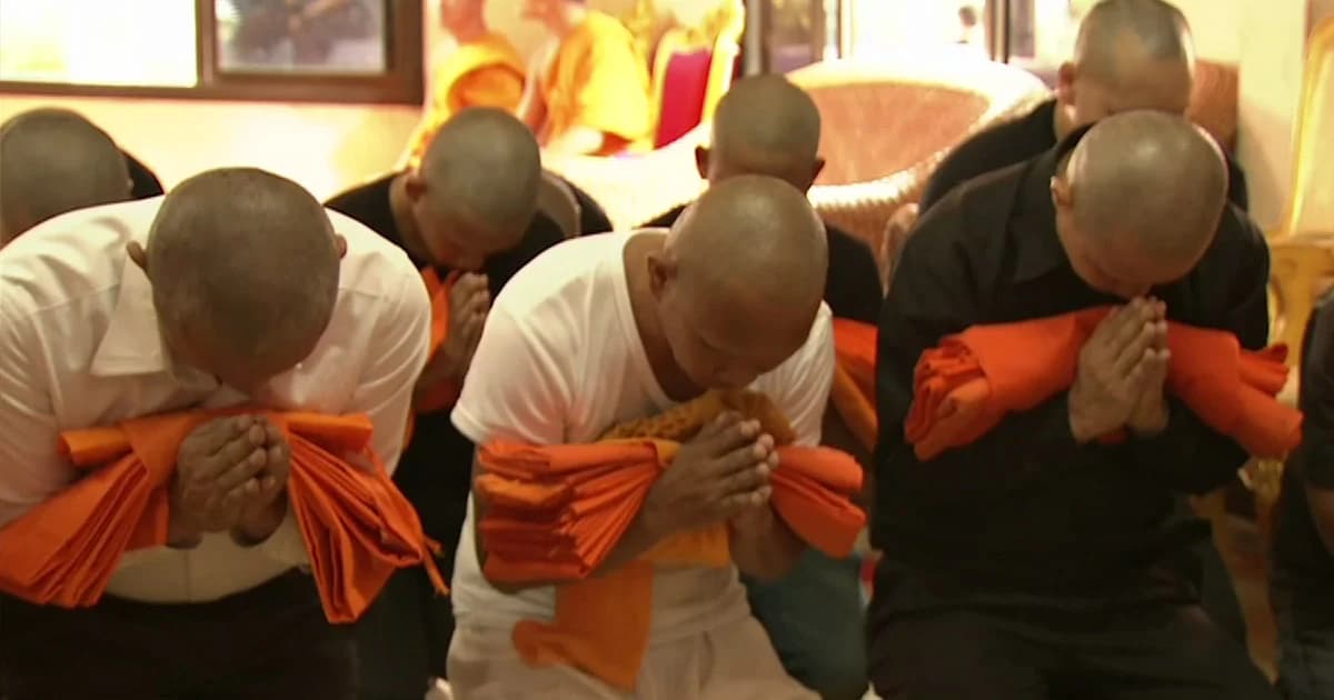 เพื่อนทหารเรือ ร่วมบวชอุทิศส่วนกุศลให้ “จ่าแซม” ในพิธีพระราชทานเพลิงศพ