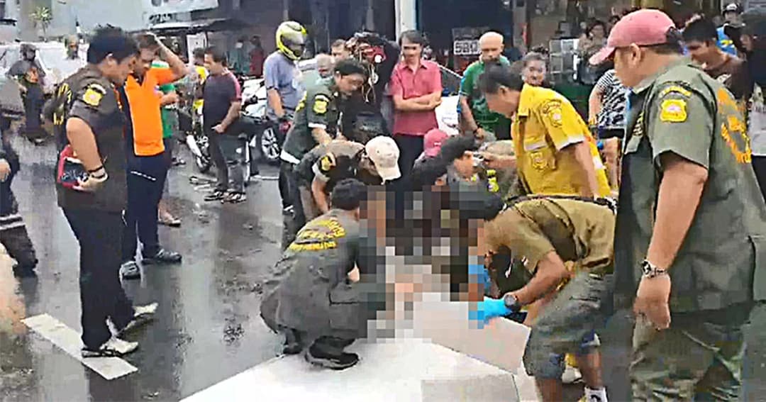 แม่ค้าลูกชิ้น ขี่ จยย.หักหลบรถขี่ย้อนศรจนล้ม ถูก 18 ล้อทับดับ