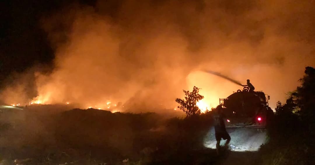 ไฟไหม้บ่อขยะ จ.พะเยา ลามวอด 2 ไร่ ชาวบ้านเชื่อมือดีป่วน