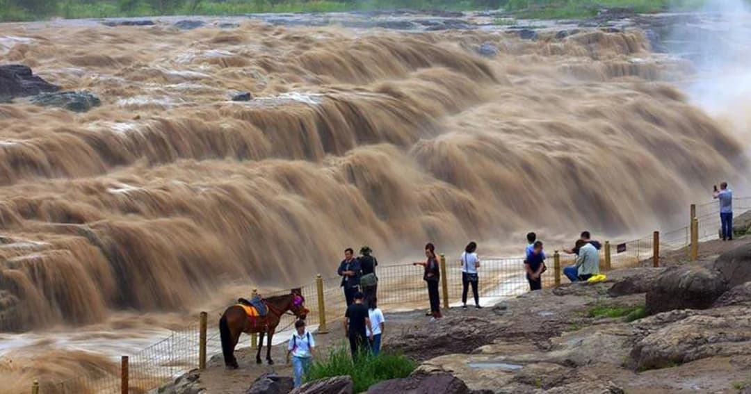 น้ำตกหูโข่วไหลแรงอย่างทรงพลัง จากเหตุฝนตกหนักในจีน