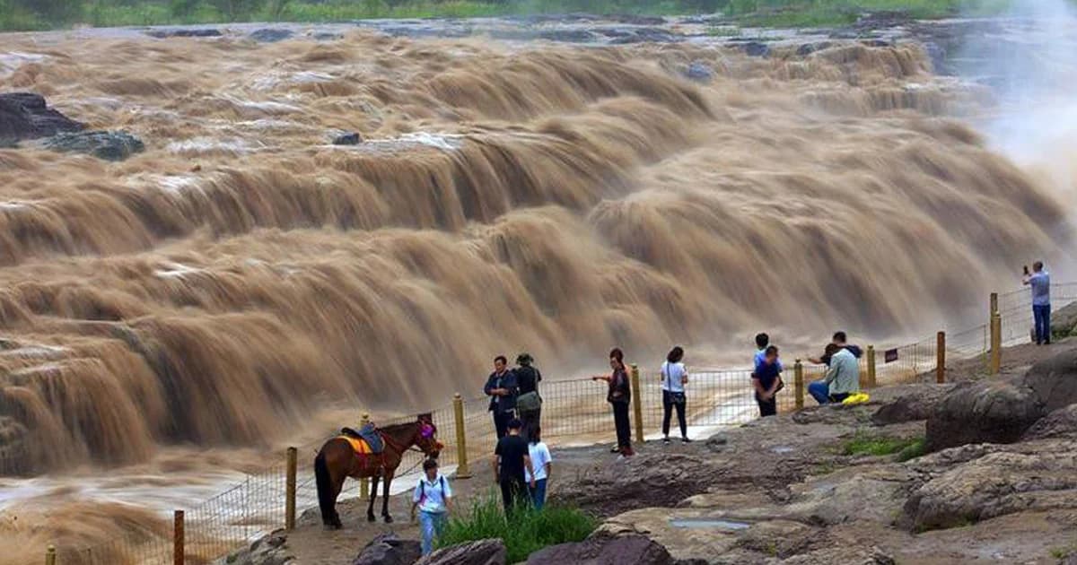 น้ำตกหูโข่วไหลแรงอย่างทรงพลัง จากเหตุฝนตกหนักในจีน