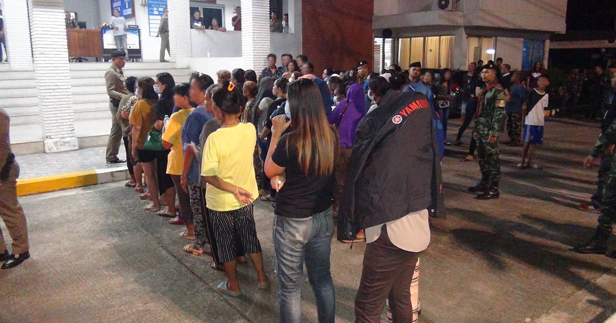 ทหารบุกจับบ่อนไพ่ กลางเมืองสตูล รวบผีพนัน 77 ราย