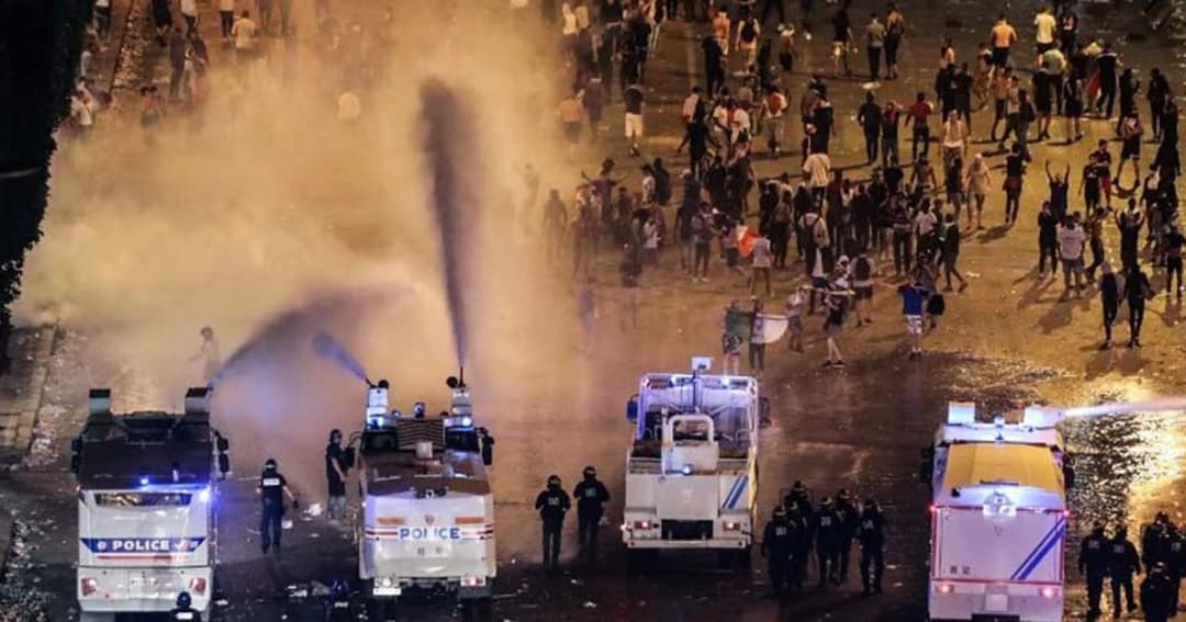 ฝรั่งเศสฉลองแชมป์บอลโลกสุดคลั่ง-ฉีดแก๊สน้ำตาสลายแฟนลูกหนัง