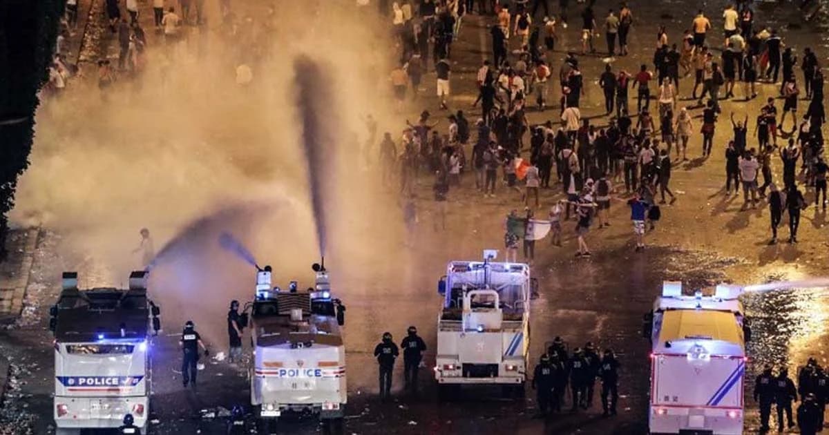 ฝรั่งเศสฉลองแชมป์บอลโลกสุดคลั่ง-ฉีดแก๊สน้ำตาสลายแฟนลูกหนัง