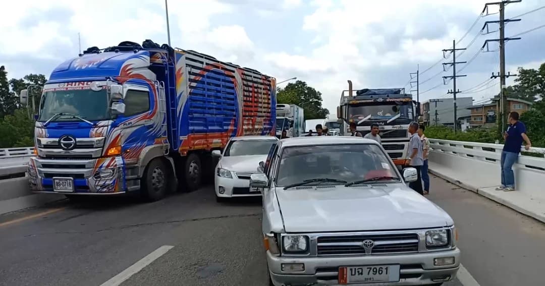 รถชนกันกลางสะพานสายเอเชีย 6 คันรวด การจราจรอัมพาตหนัก!