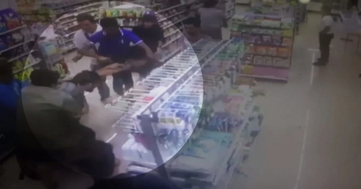 รวบหนุ่มเมาคว้ามีดแทง ตร.กลางร้านสะดวกซื้อ